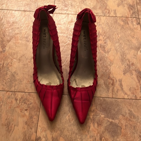 Red heels size 9 - Picture 2 of 2